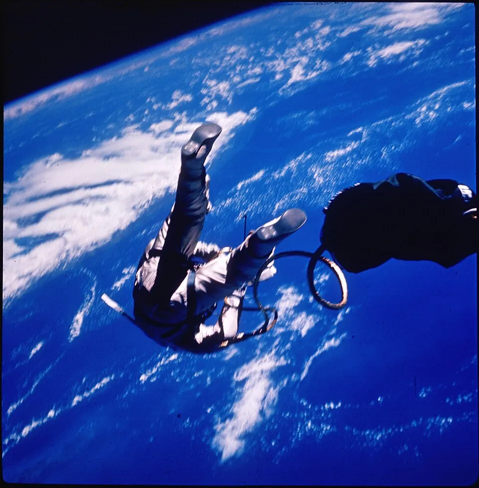 Gemini in orbit — the program that turned the Moon from an open question into a solved set of techniques, and the one almost nobody remembers.